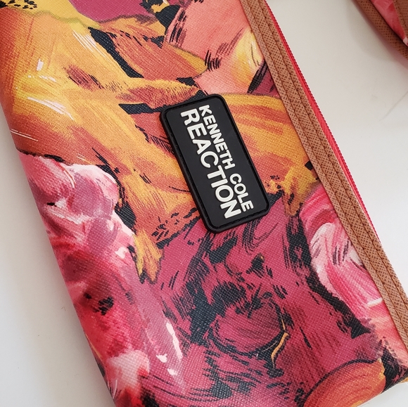 Kenneth Cole Reaction cosmetic bag set - Picture 2 of 8